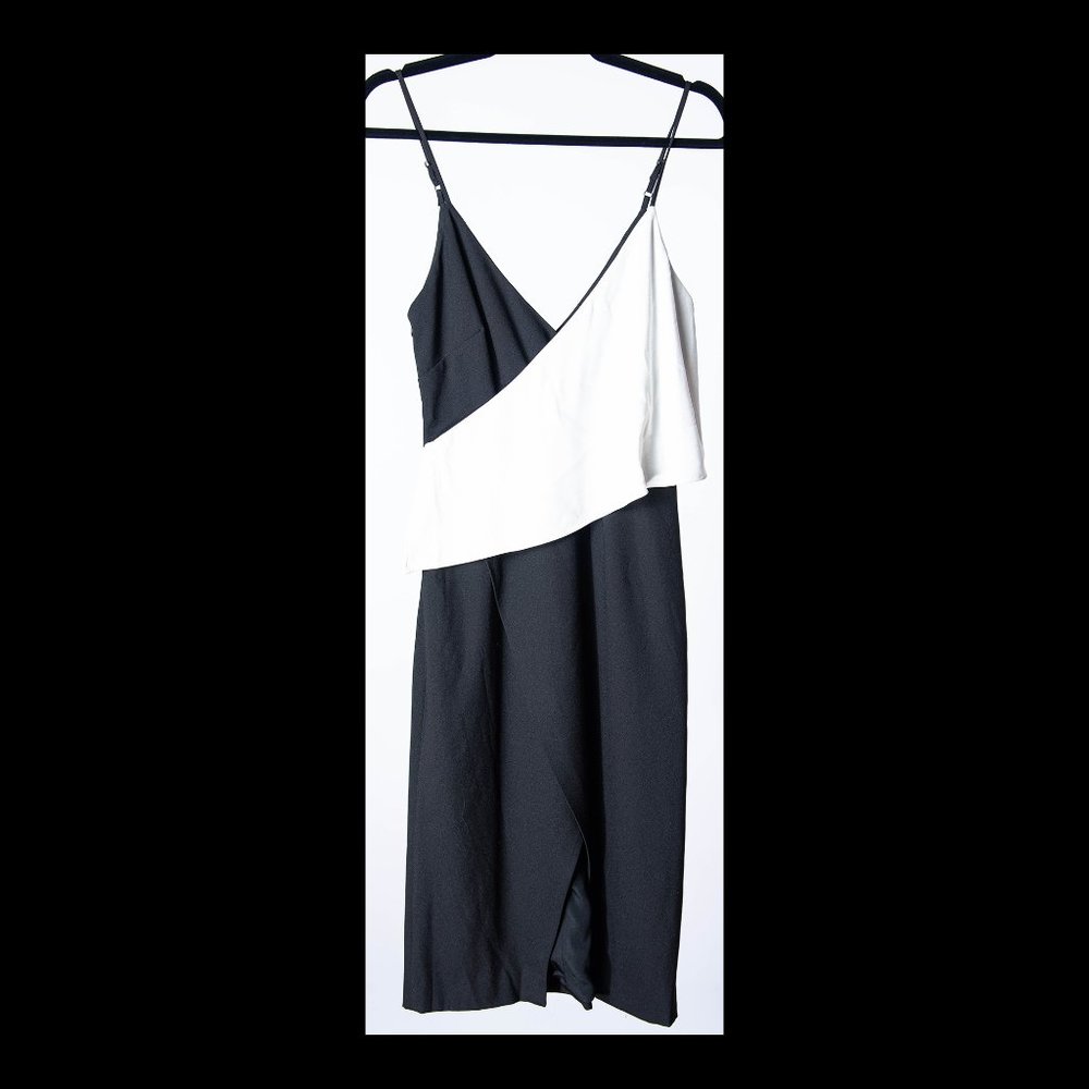 Finders Keepers Black and White Colorblock Sleeveless Shift Dress Size M NWT